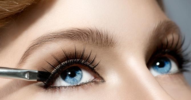 Elisabeth Beauté - Maquillage des yeux bleus : comment trouver la bonne nuance pour les mettre en valeur hair cocktailing